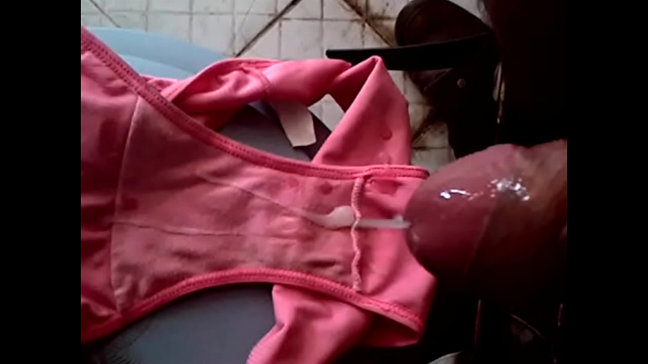 eyaculando en su calzon de socorro