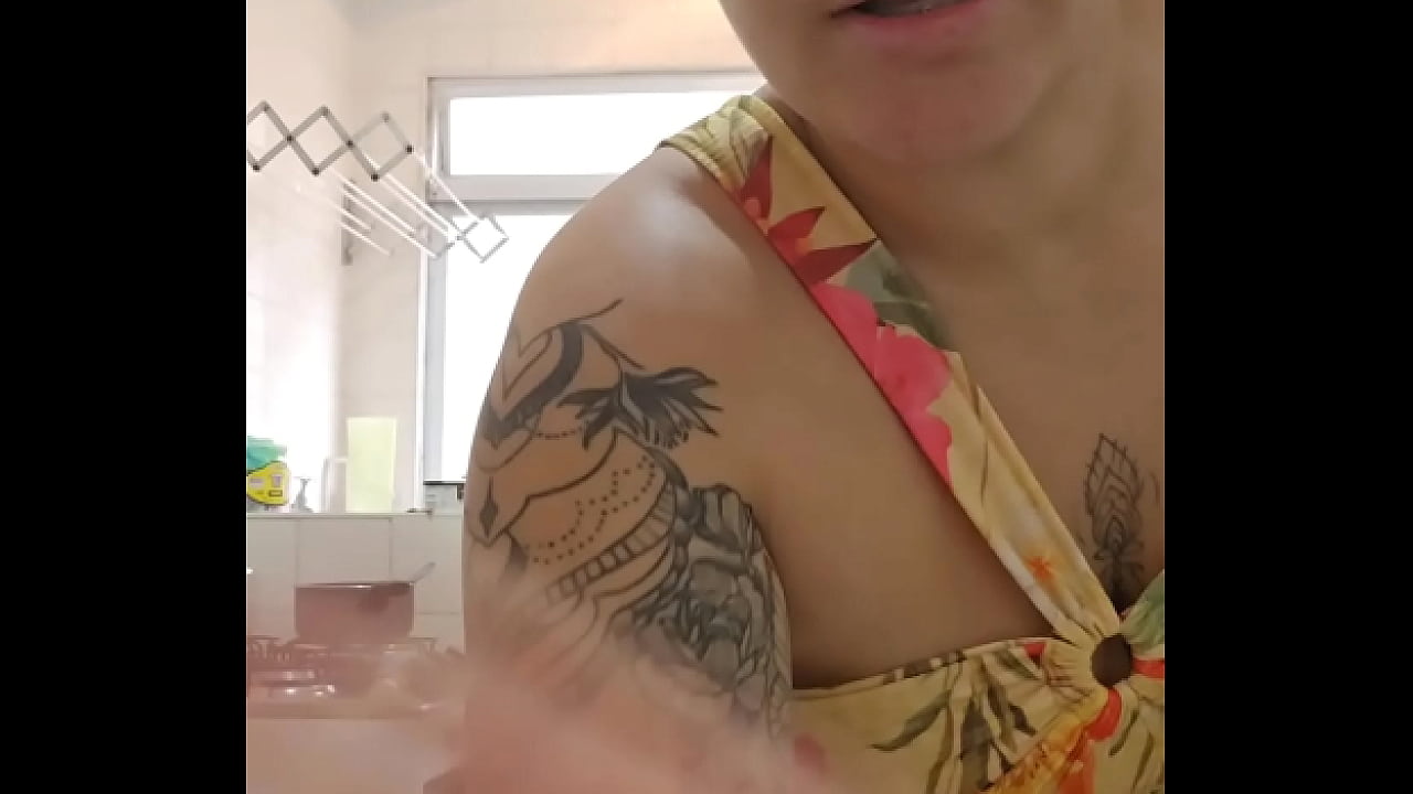 Casada safada usando um shorts curto socado no rabo