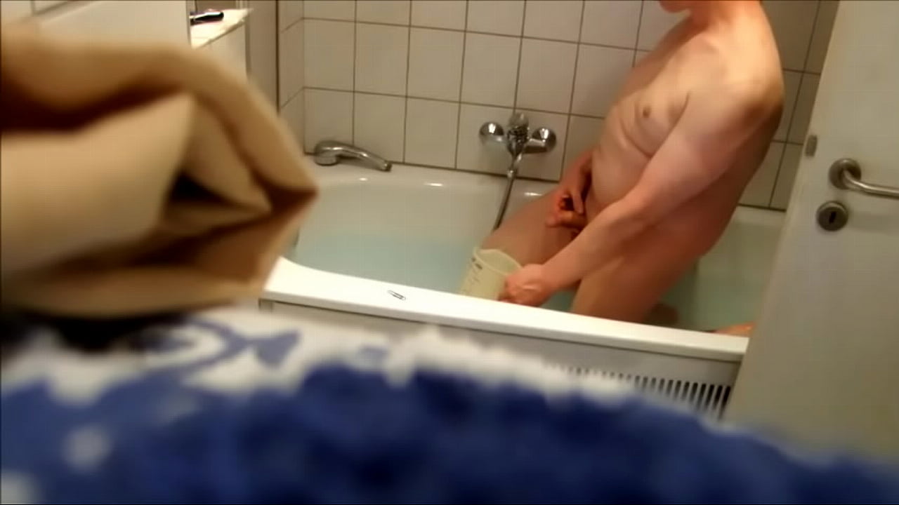 In Muttis Bad abgepisst