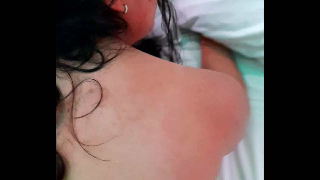 Gimiendo mientras esta en cuatro