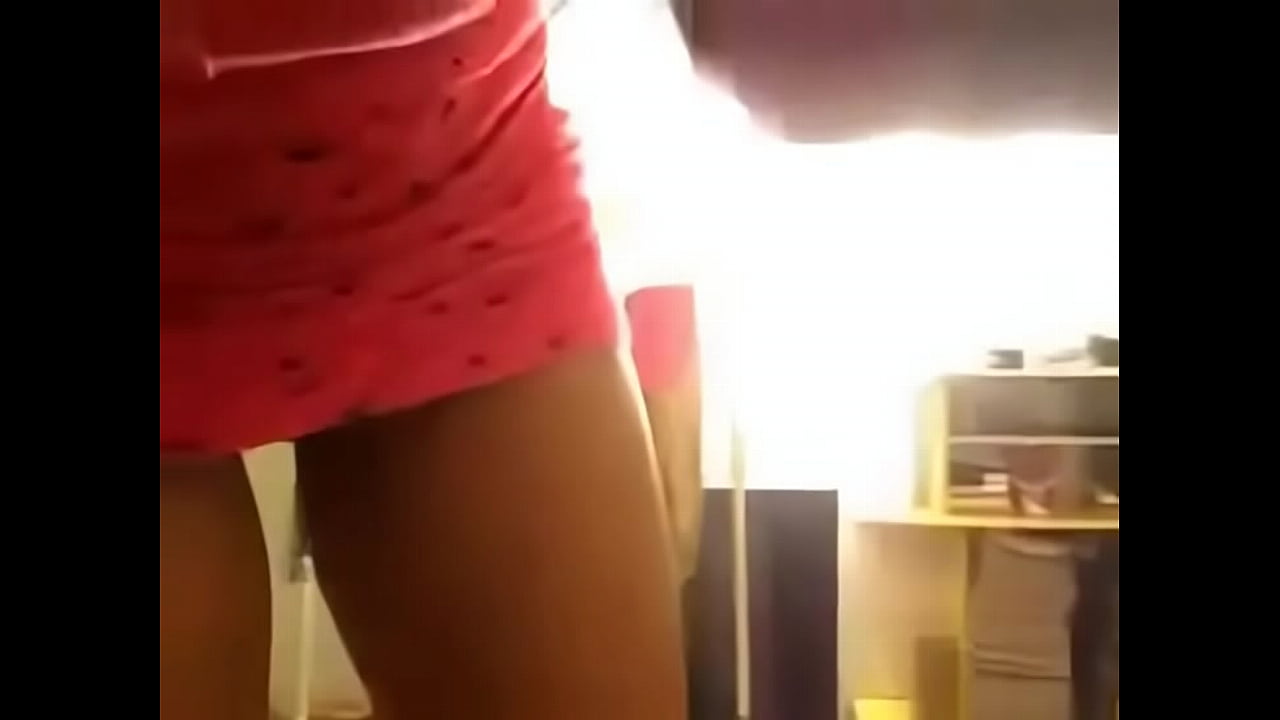 Novinha dan&ccedil;ando sem calcinha mostrando tudo