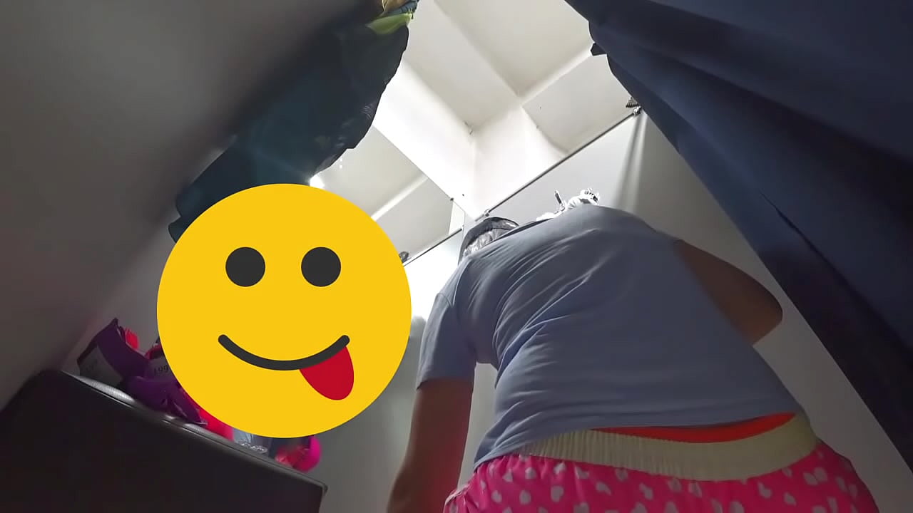 A hidden camera in the fitting room caught a juicy gorgeous ass in the lens. Mature blonde changes clothes, and we spying.