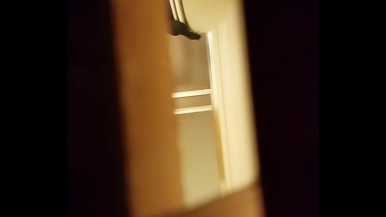 Espiando como se talla la panocha peluda