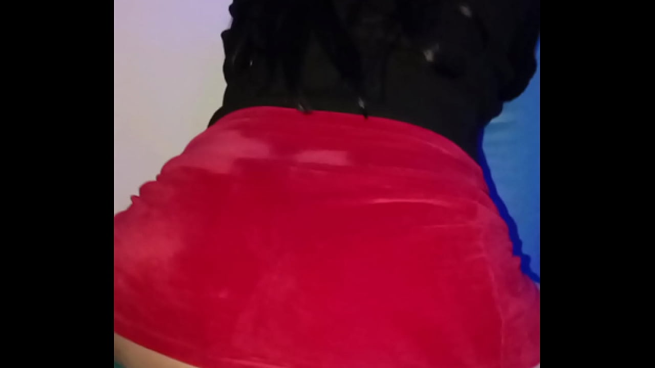 Moviendo las nalgas bien rico putita en tanga