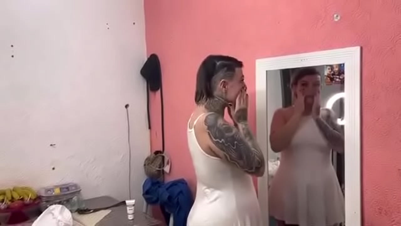 Passando l&iacute;quido branco no rostinho qui del&iacute;cia!