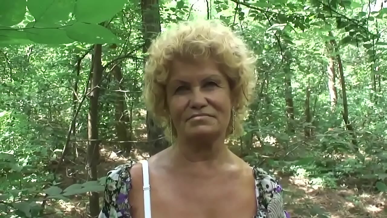 Nonna affamata di cazzi con tette perfette e figa pelosa indossa calze a rete solo per farmi arrapare