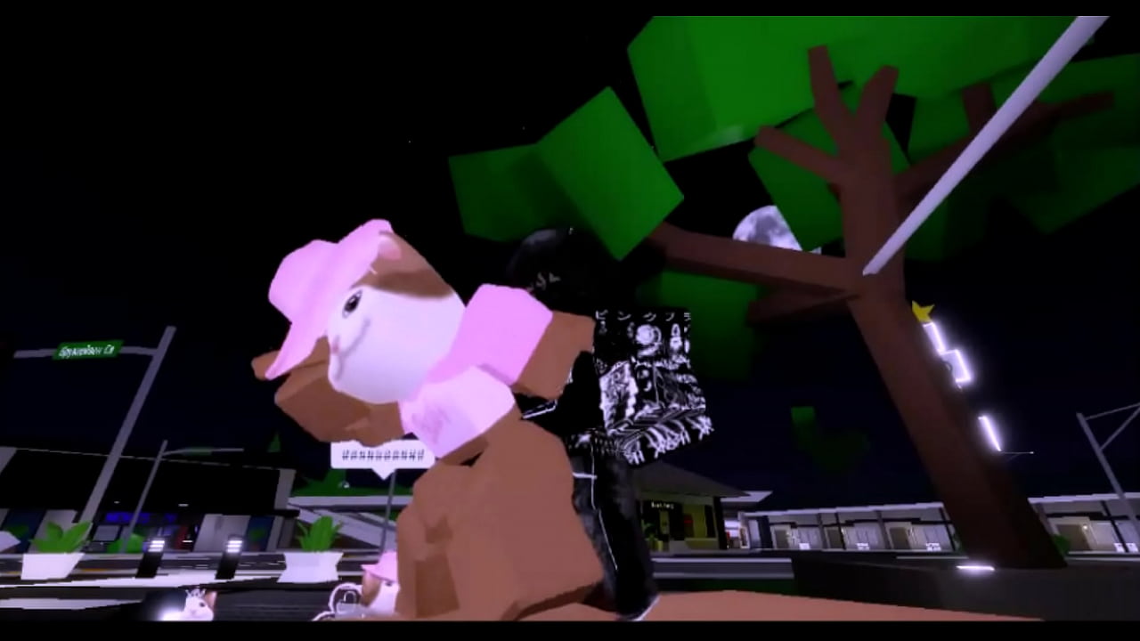 Я ебу её очень смачно и сильно ях-