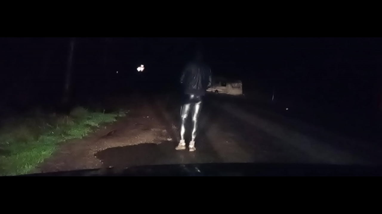 Erik als Nutte auf der Stra&szlig;e.