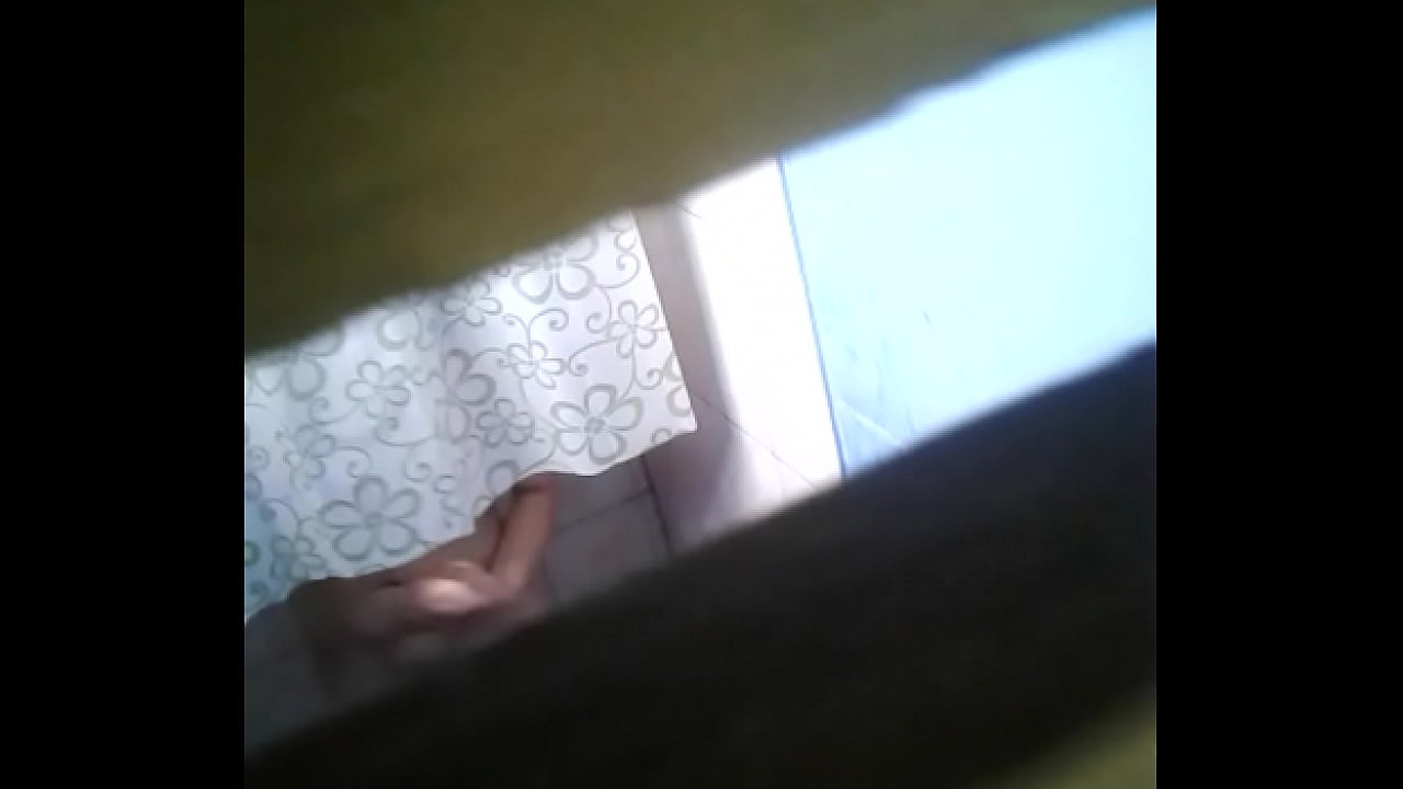 Muchacha virgen ba&ntilde;andose