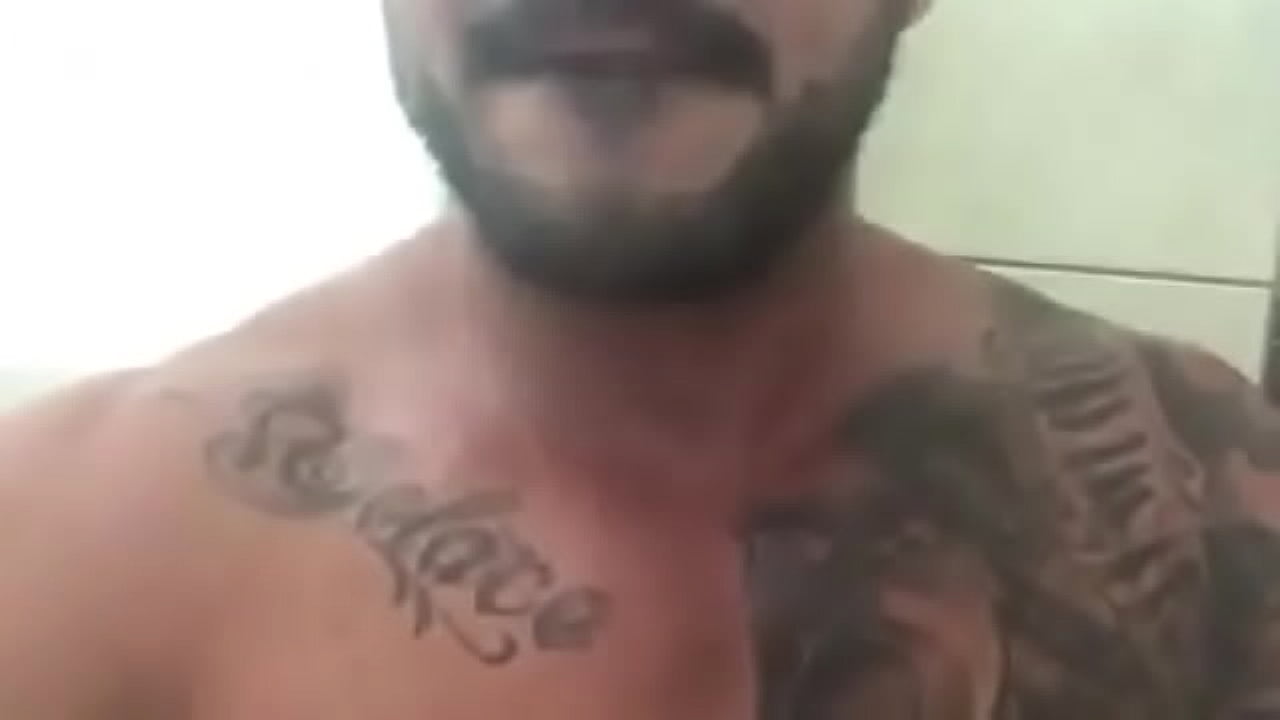 safadinho batendo  uma gostoso tatuado