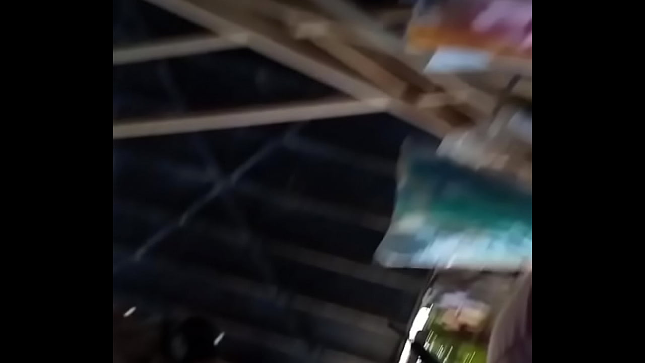 Grabando una nalguita en tienda de vecina