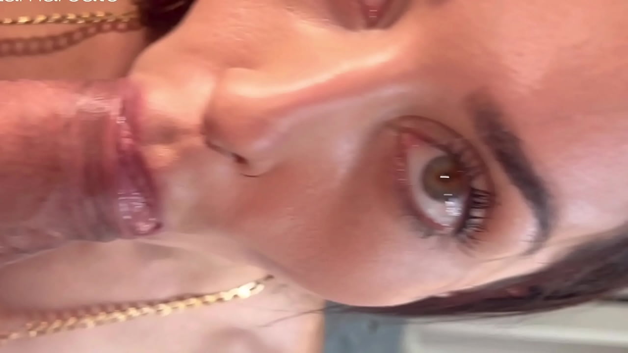 VIZINHA VEIO PEDIR A&Ccedil;UCAR E OFERECI A ROLA DO MEU MARIDO.