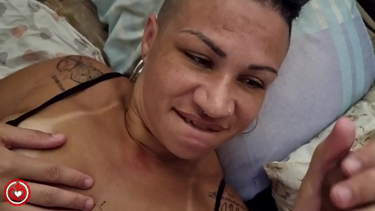 O safado me pegou no flagra usando vibrador e se aproveitou de mim