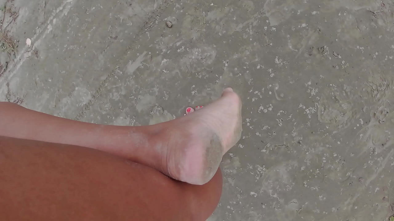 Andando na rua e na praia descal&ccedil;os sujando os p&eacute;s - Fetiche por p&eacute;s