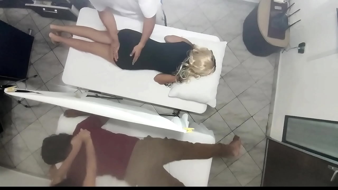 Video Grabaci&oacute;n Real Como el Masajista Tiene Sexo con la Mujer al Lado de su Marido