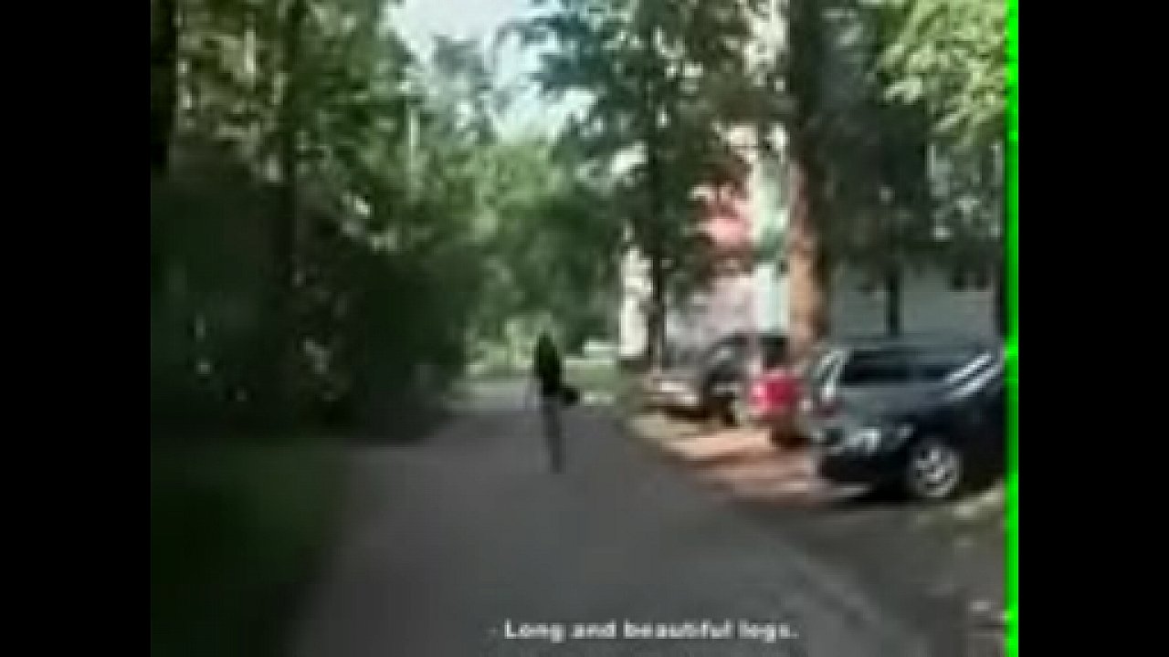 Una morena est&aacute; afuera y le est&aacute; haciendo una mamada a un chico pov