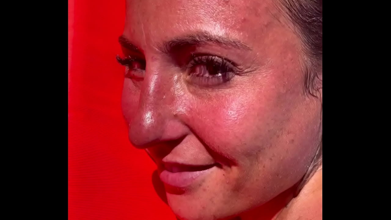 Hol&agrave; les amis ! Qui est ce qui a envie de me mettre l&rsquo;huile sur mon dos ? ...