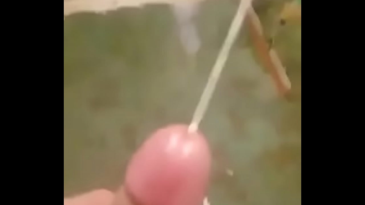 Mi verga escupiendo mis chorros y chorros de leche