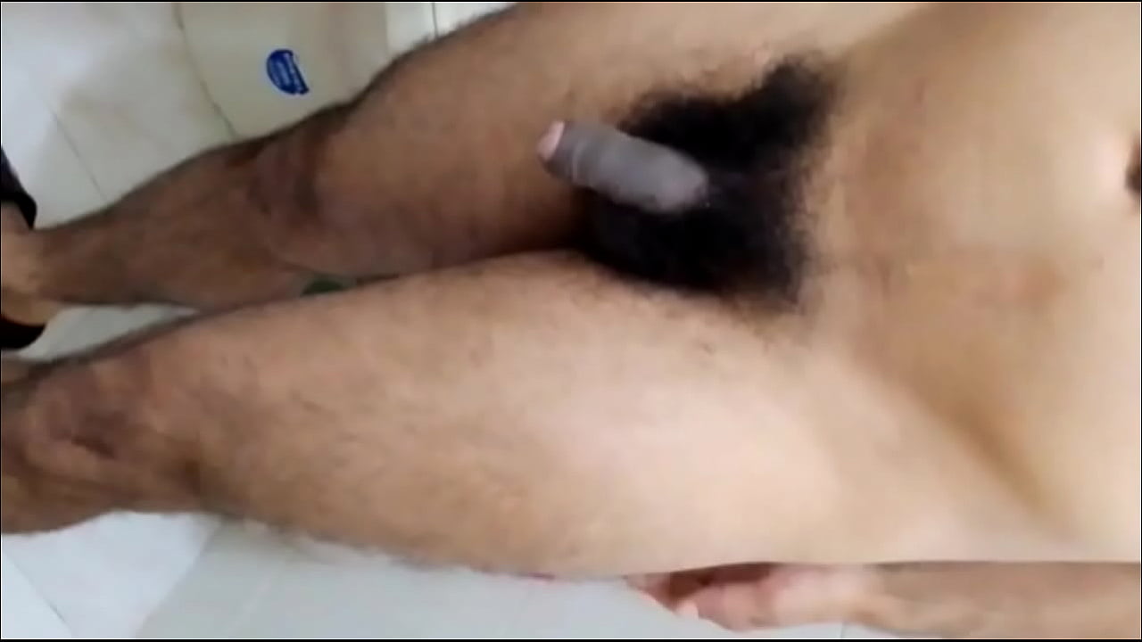 Hombre Swinger Fitness Muestra Sus Poses De Gimnasio, Con Baile y Se Masturba