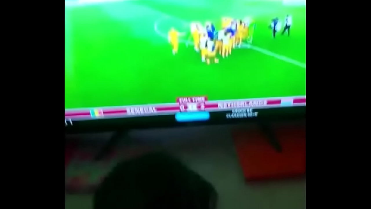 folo con la mama de amigo viendo el juego de hoy. Pov,homemade,amateur,cachonda,mama de mi amigo