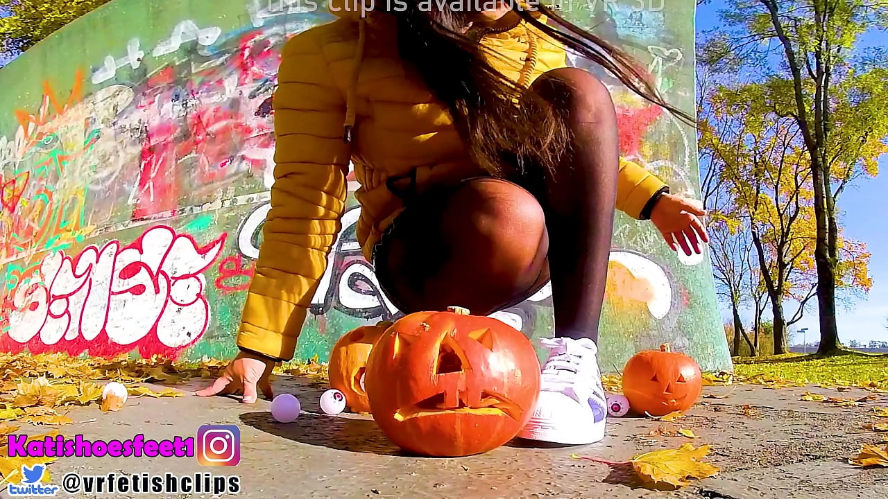 Nylon Adidas Superstar Girl Crush ,nylons ,nylon,adidas ,superstars,crush ,trample ,feet ,pies ,piedi ,piedini ,halloween ,pumpkin