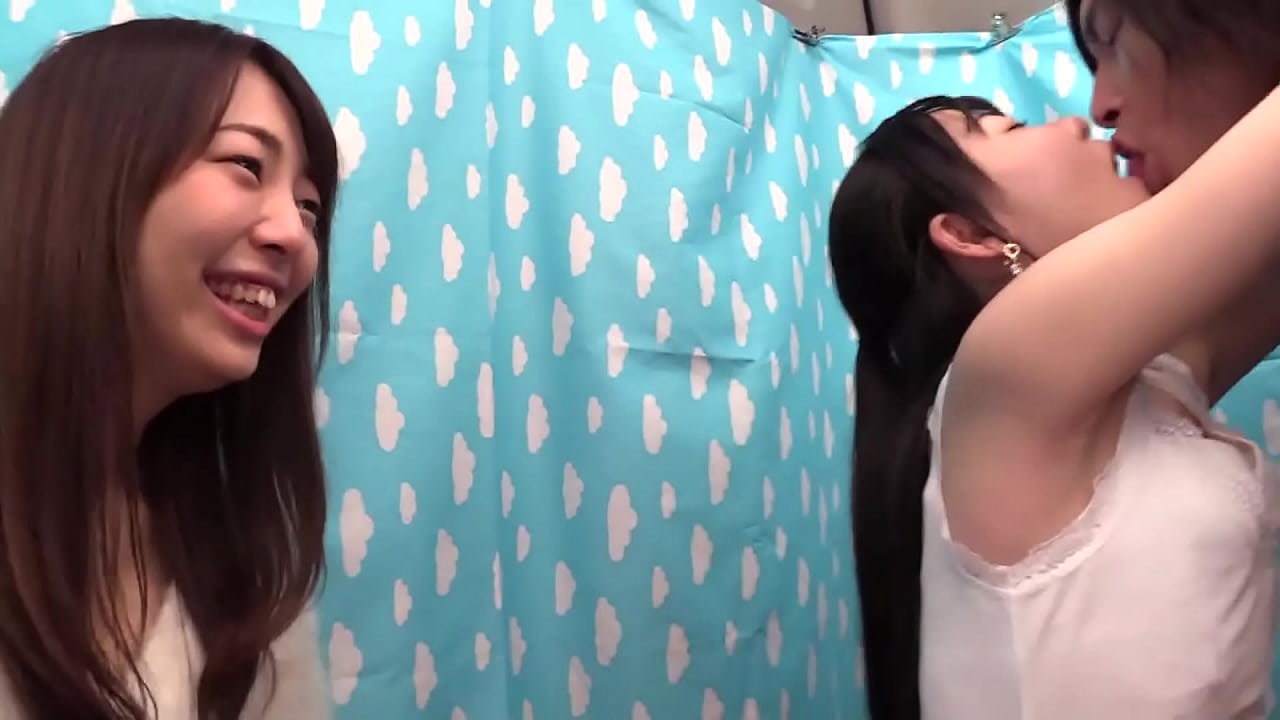 溢れ出したら止まらないJD汁に友達も興奮&rarr;2人でひとつのチンコを仲良くシェア&rarr;4P記念のプリクラ撮っちゃう？