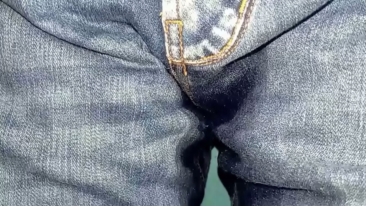 Pa&ntilde;al orinado la primera vez con mi pantal&oacute;n Jean puesto