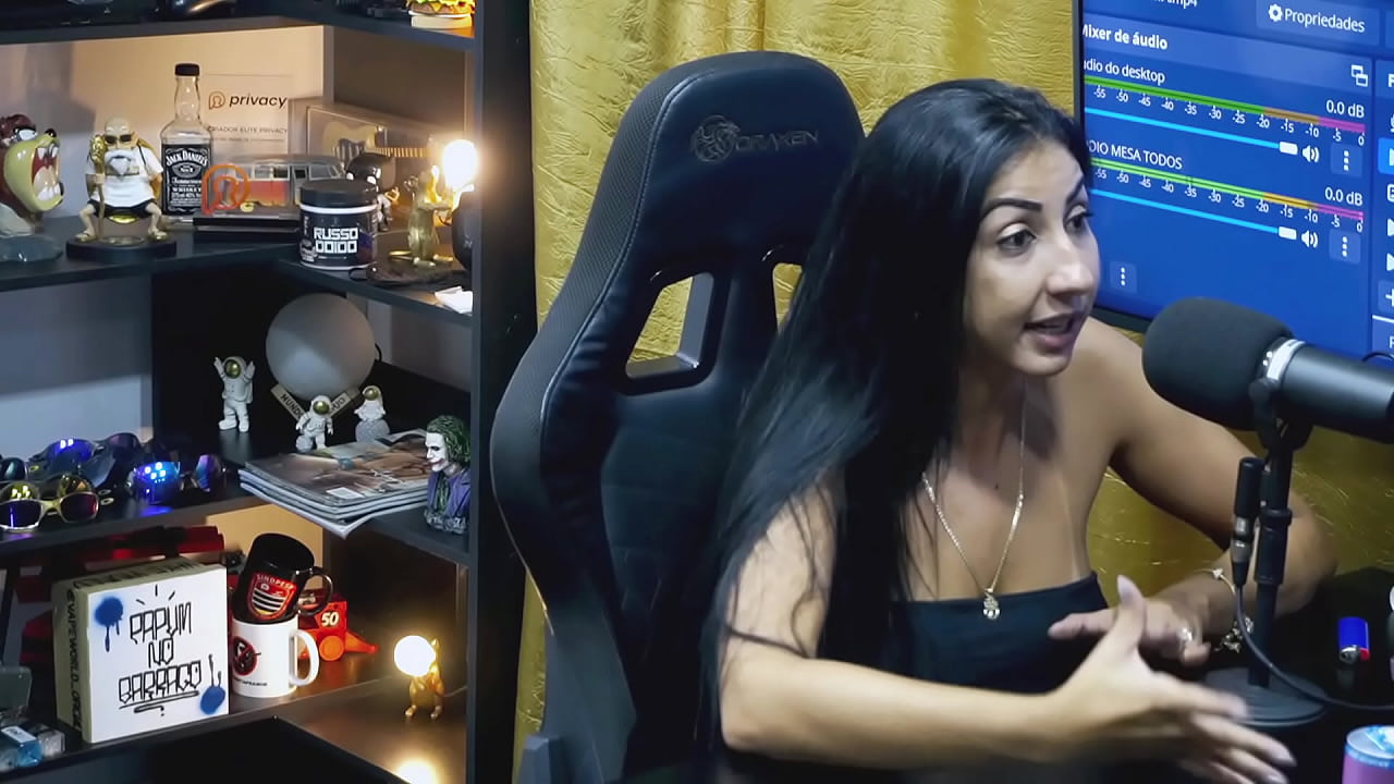 A Gostosa da Renatinha Mello deu em cima do apresentador, ser&aacute; que rola uma grava&ccedil;&atilde;o porn&ocirc; com os dois? - Podcast P&aacute;pum no Barraco!