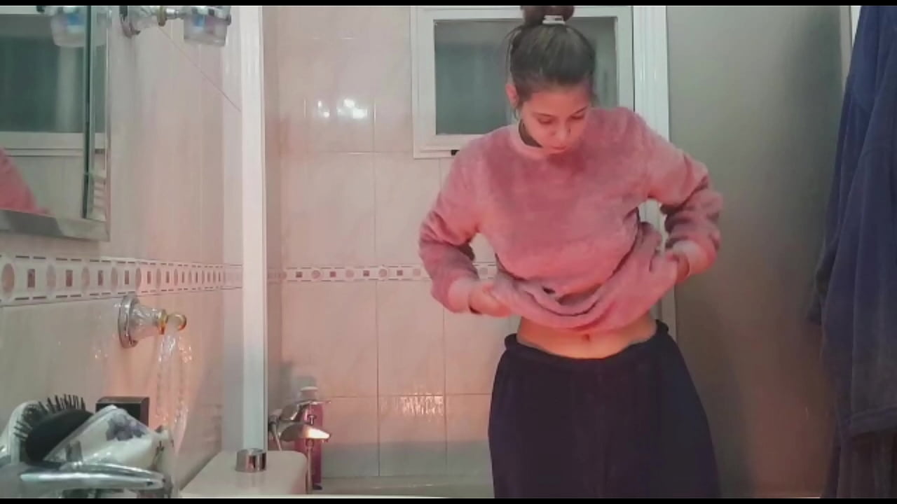 se mete en la ba&ntilde;era y le encuentro el video