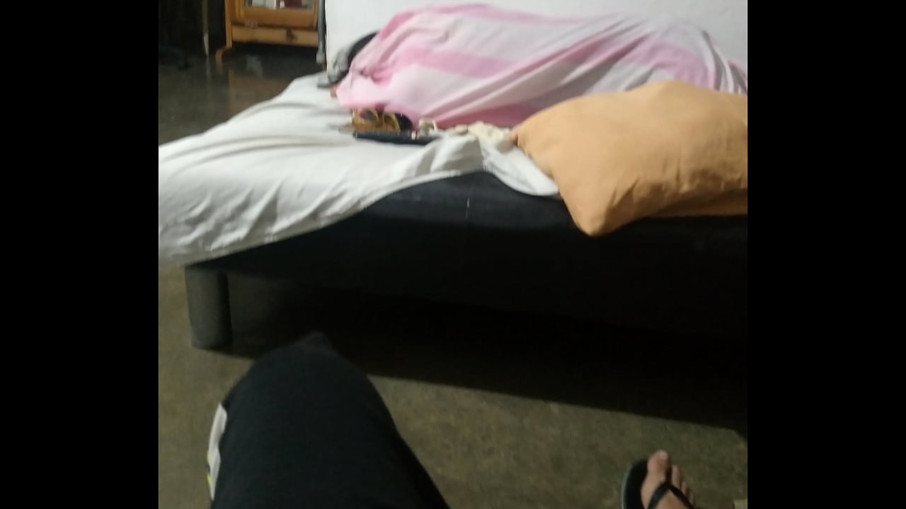 Mi esposa ba&ntilde;&aacute;ndose y deseando que mi suegra este viendo a trav&eacute;s de la sabanaa