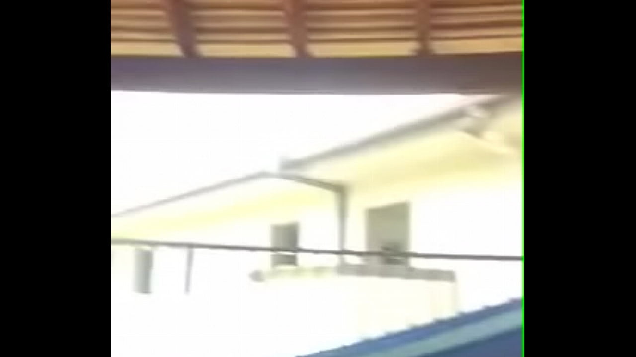 Metiendose vibrador en piscina