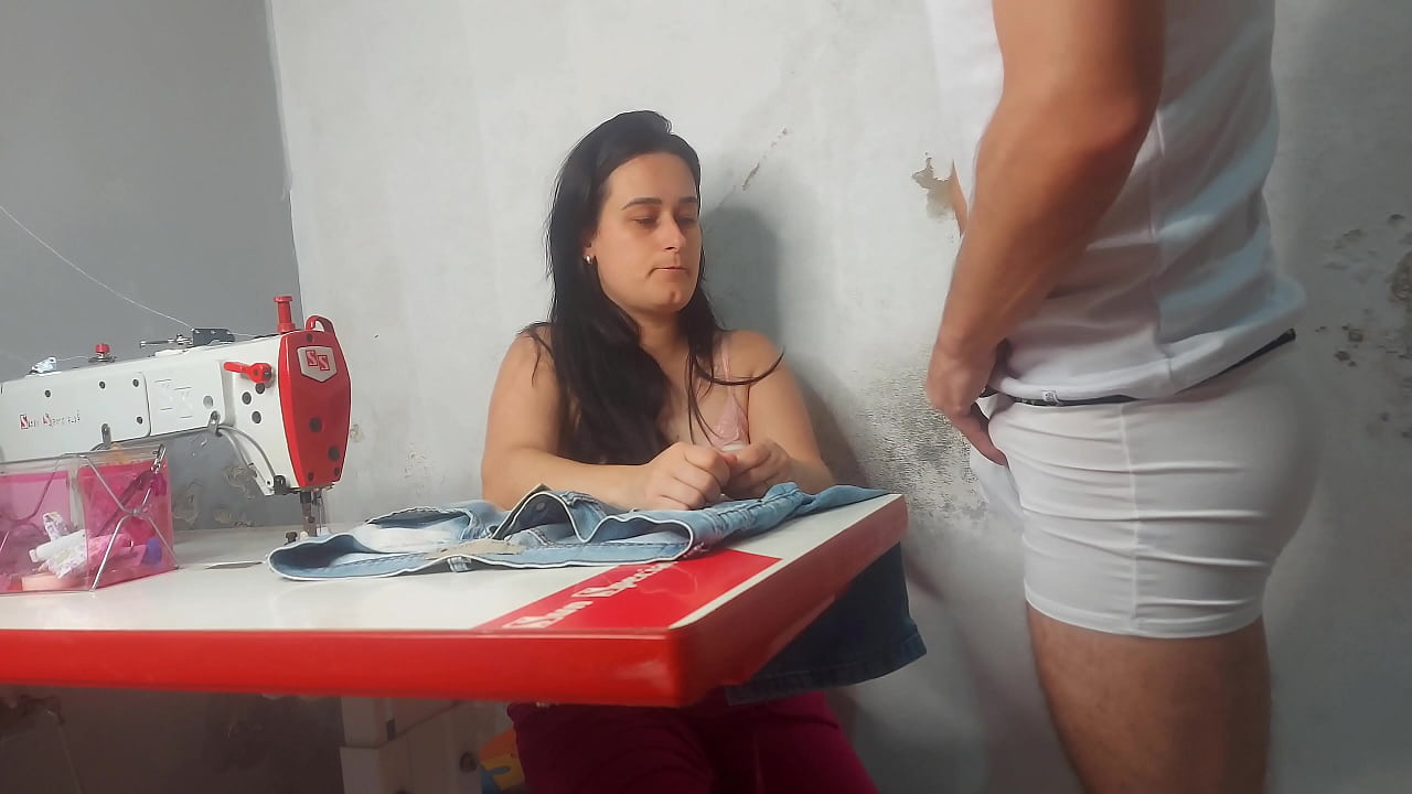 Costureira observando ere&ccedil;&atilde;o do cliente!