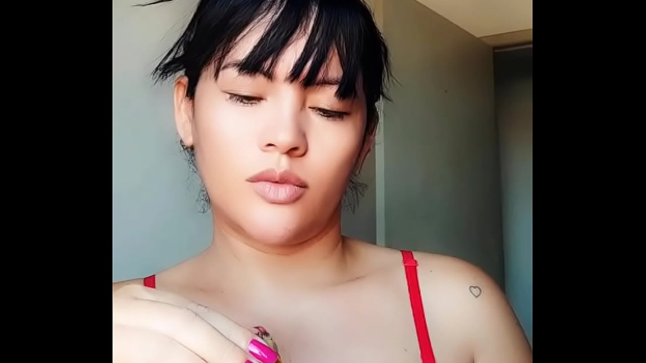 Engolindo tudo na garganta profunda, gostosa e balada a esposa do corno se exibe para outros