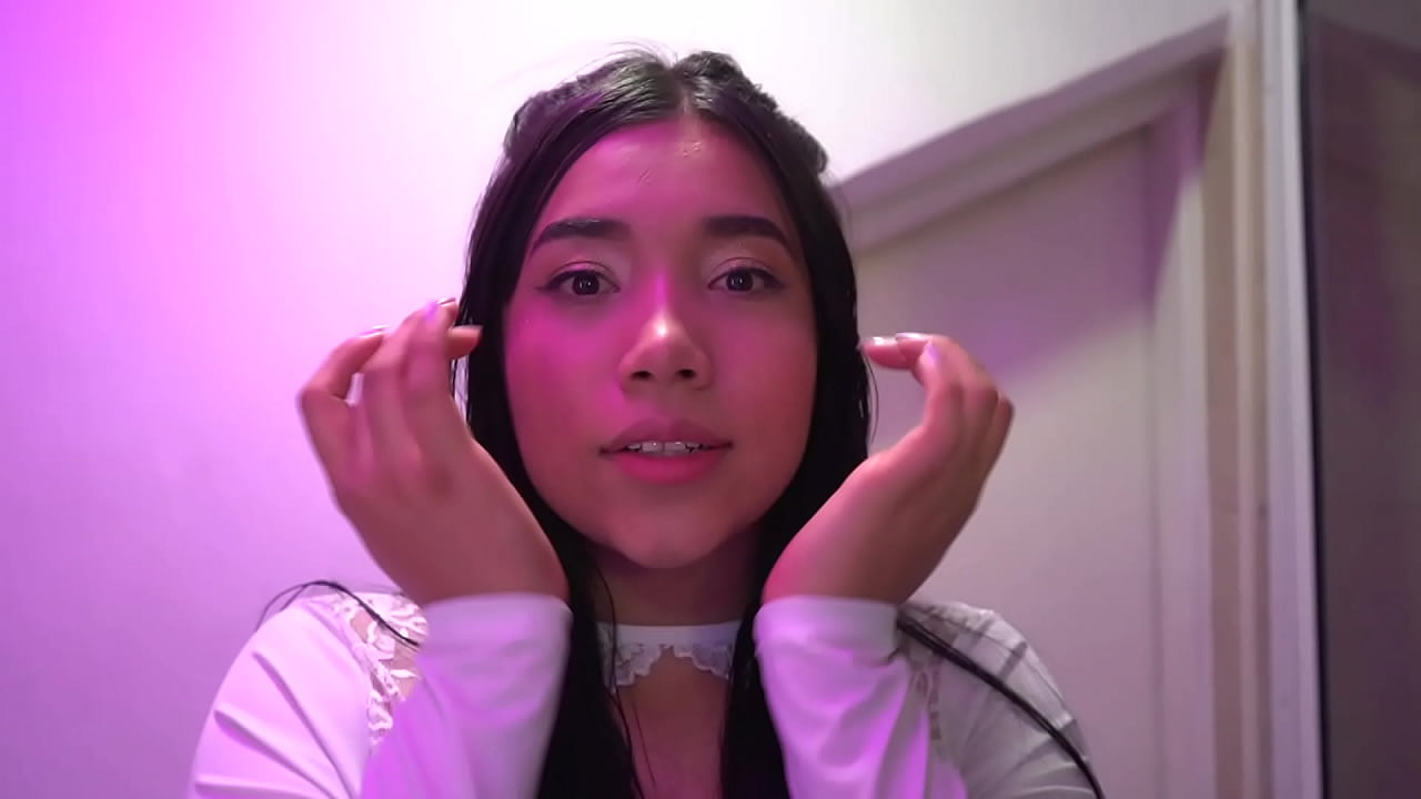 Modelo ardiente colombiana en entrevista se desnuda y masturba mientras su editor trabaja en su contenido