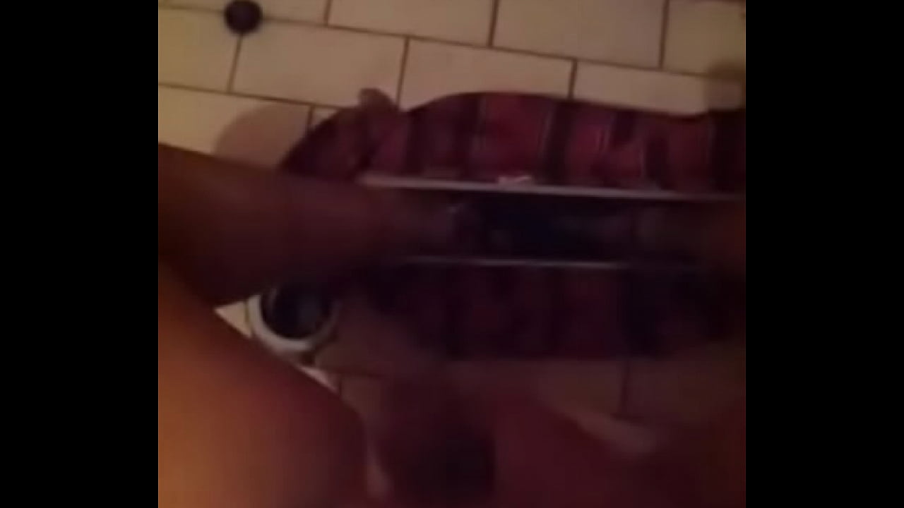 Me empiezo a tocar en el ba&ntilde;o