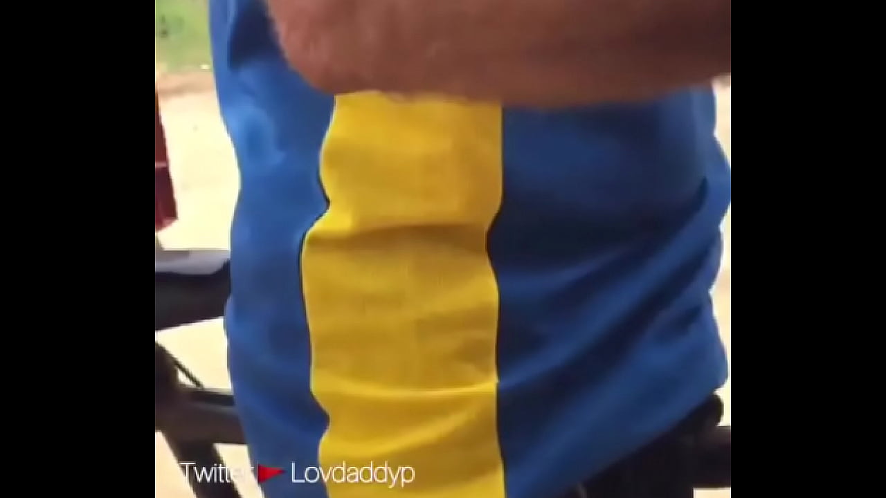 Coroa hetero deixa pegar no pau enorme