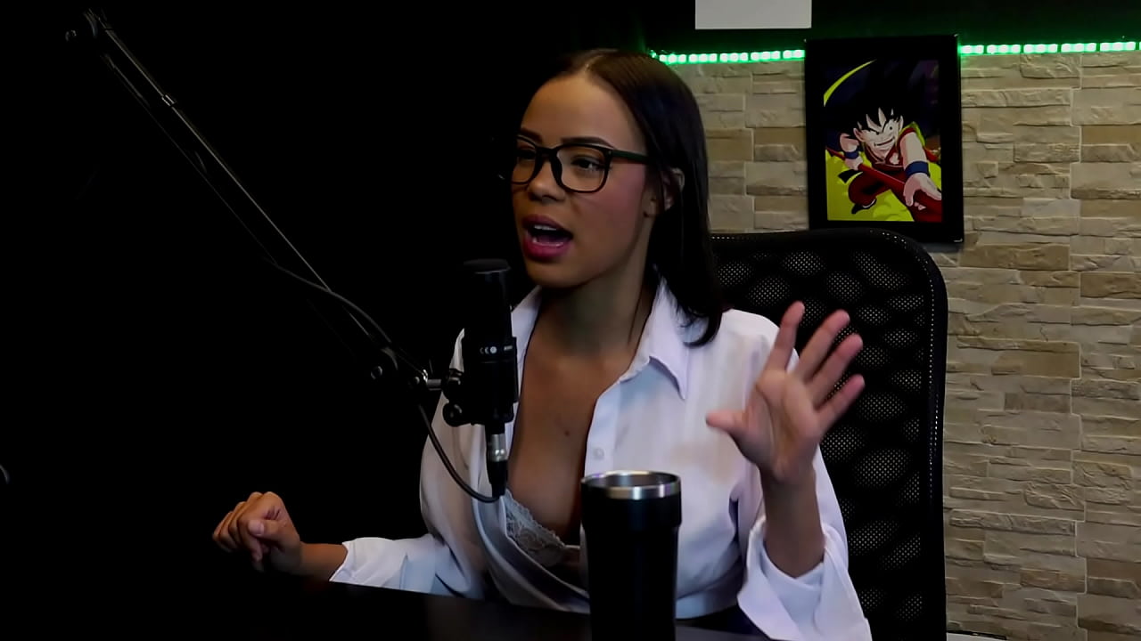 Morena gostosa faz stripper, mostra os lindos peitos e a buceta apertadinha ap&oacute;s falar que frequentava boates, e n&atilde;o quis ser feita de besta - Alice Vasconcelos (WATCH ON: SHEER/RED)