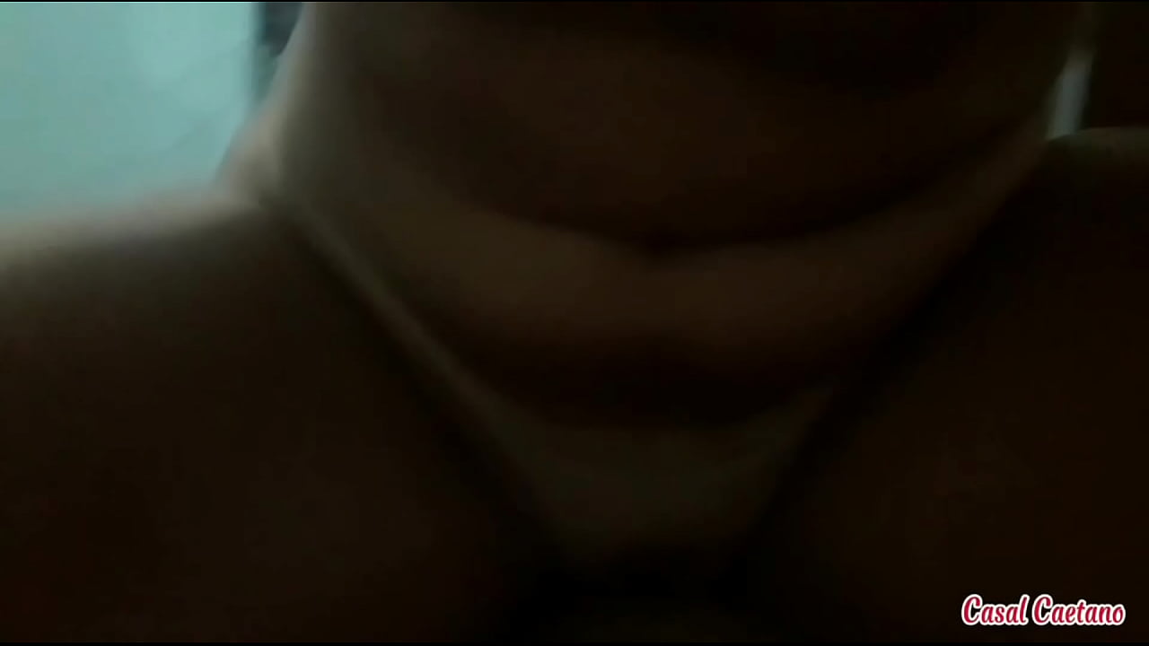 Marido chegou cansado em casa depois de um dia de servi&ccedil;o e eu ajudei ele a relaxar fodendo minha bucetinha e dando muito leite