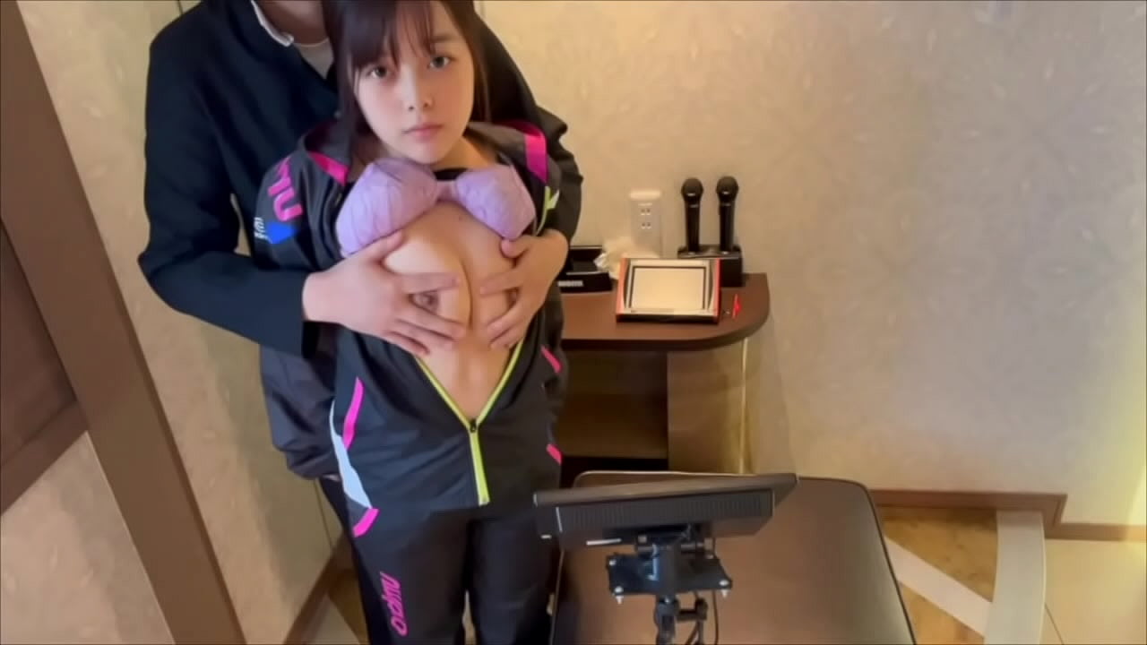 まだえっちな経験が少ない高◯生同士のSEX。カラオケで2人きりになってぎこちないフェラ、SEXをするカップル。