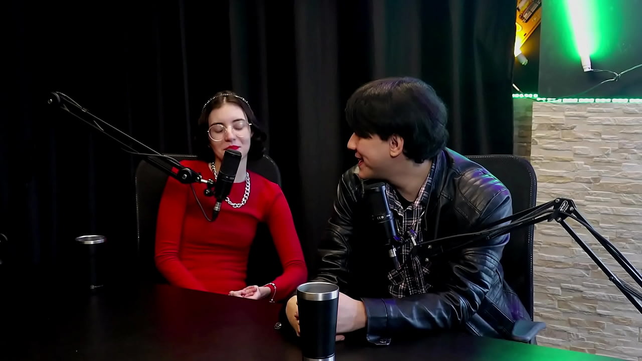 Era um CLT ferrado, recebeu convite pra entrar no porn&ocirc;, a m&atilde;e deu um conselho, transou com uma menina que gemia alto e quase foi preso - Yastrixx & Dixon (WATCH ON: SHEER/RED)