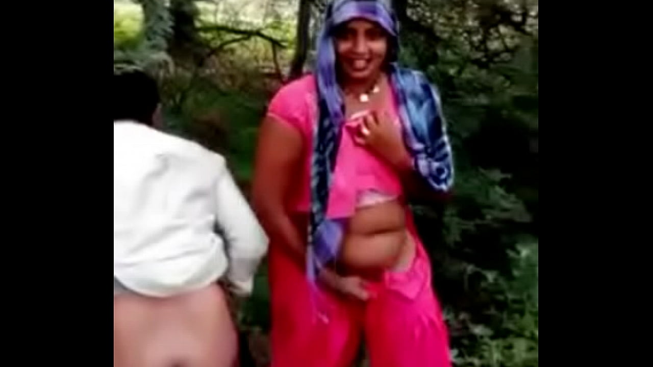 Indian desi couple having outdoor sex. Pados wali aunty ki chudai. Must watch.