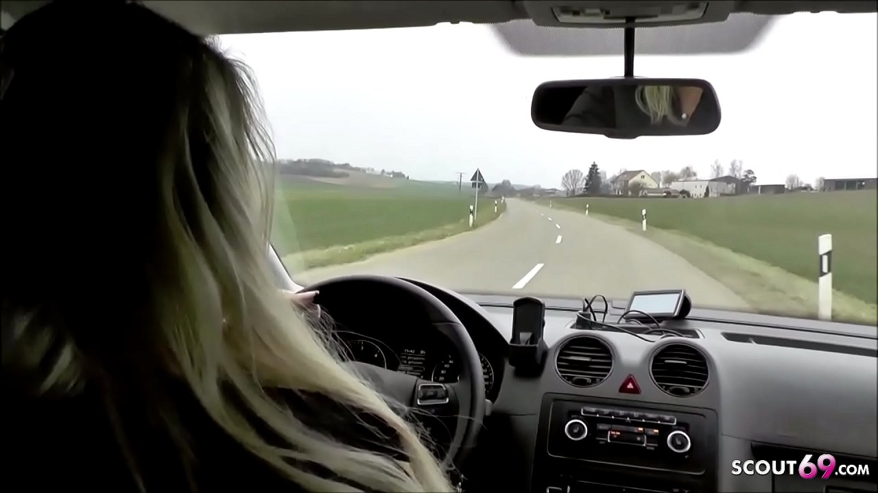 Deutsche MILF Julia Pink fickt richtig versaut mit jungen Anhalter nach der Arbeit im Auto - German