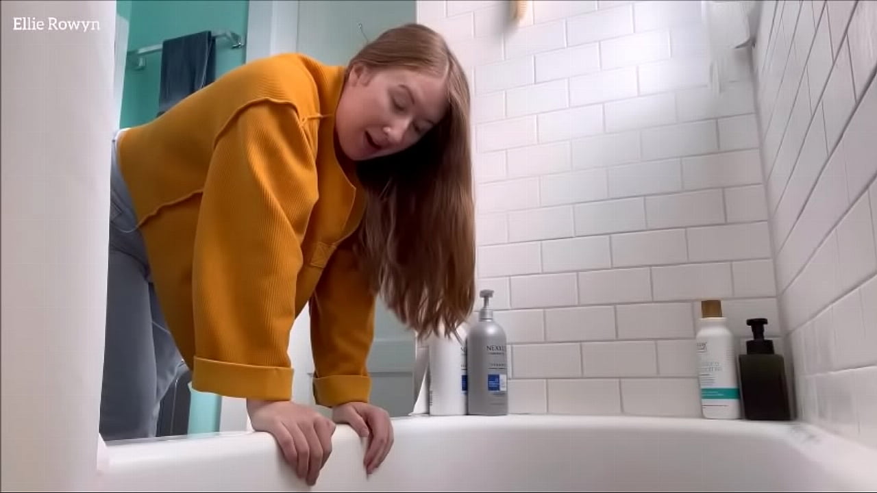 Jerking Off With Hot Redhead Step-Mommy During Bath Time