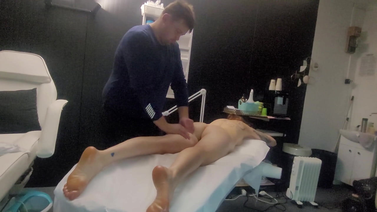 Lady come for massage. Masseur make her massage, and fuck face and pussy