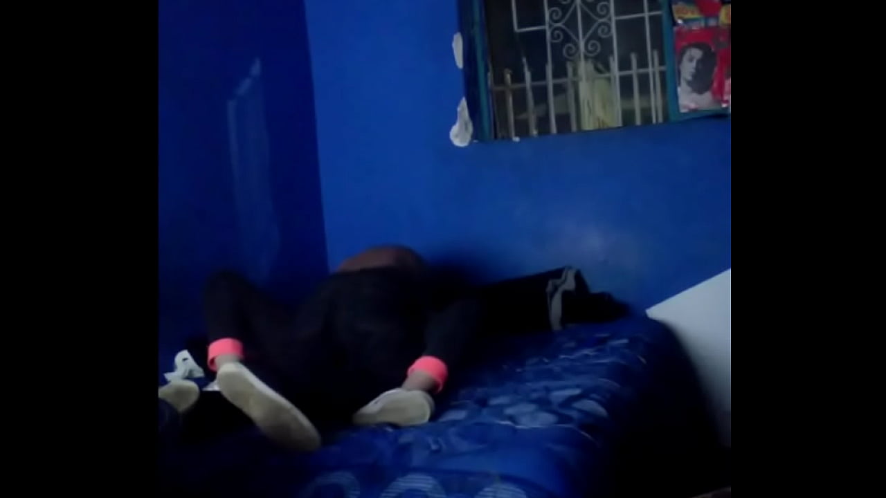 Aprovecho y me arrastro hasta la habitaci&oacute;n de mi cu&ntilde;ado para follar.