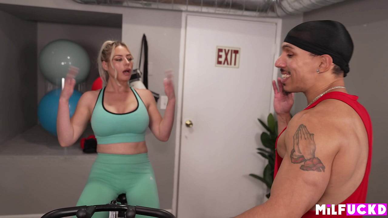 Confident gym babe seduces her personal trainer