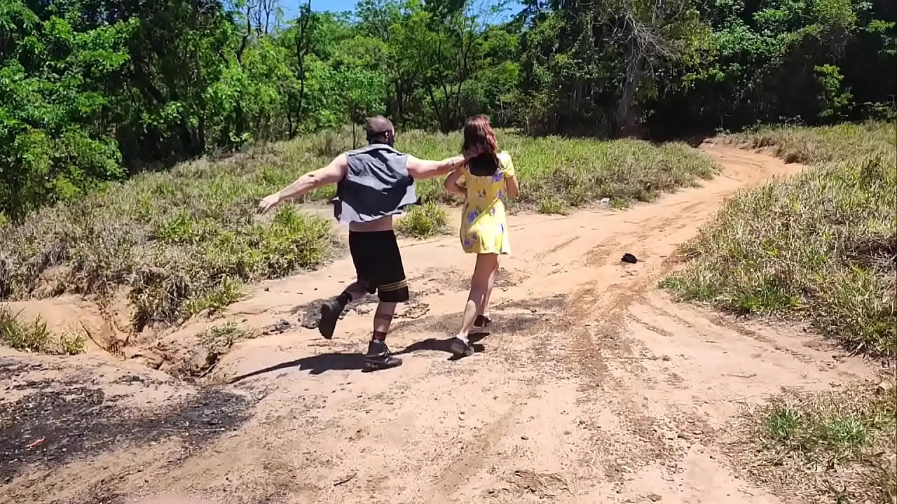 Casal vai acampanhar no Hallowen e sua esposa acaba sendo fodida pelo Canibal