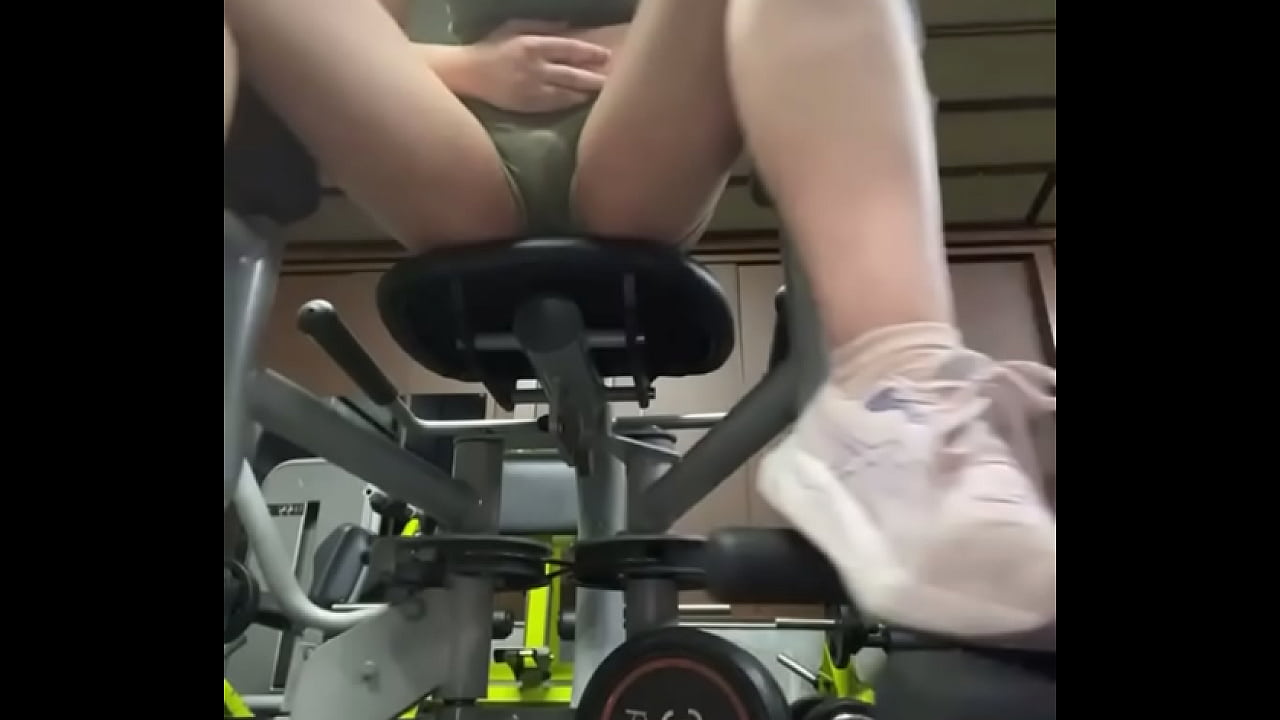 Fucking pussy and squirt a lot in public