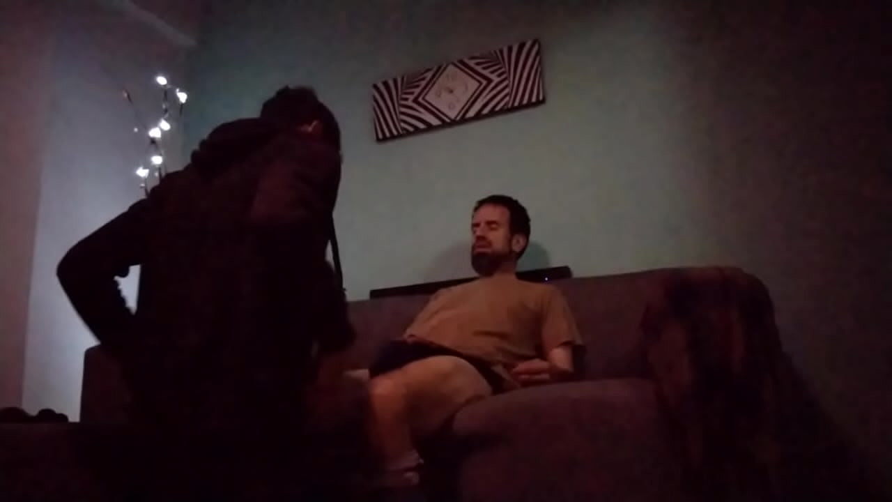 Atendiendo a macho en el sof&aacute;