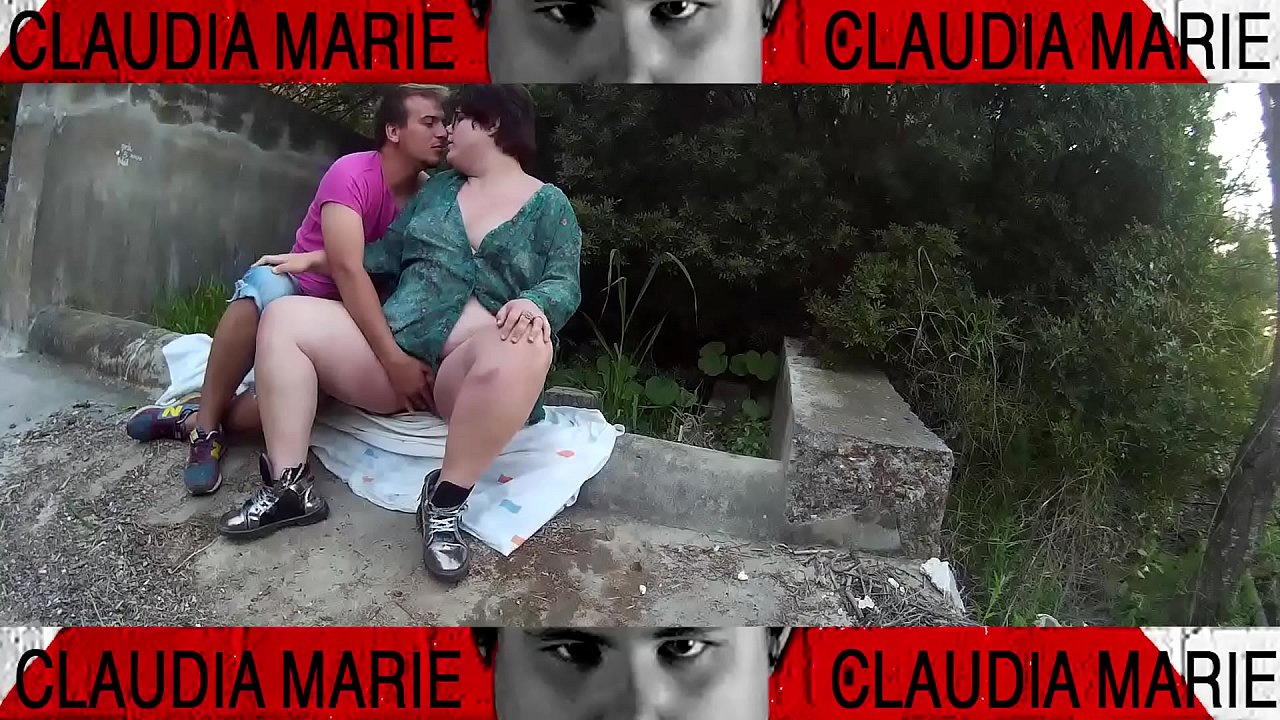 It is not difficult for the fat woman to do poses in a ditch in the field to cum. Sex in public, we almost got caught